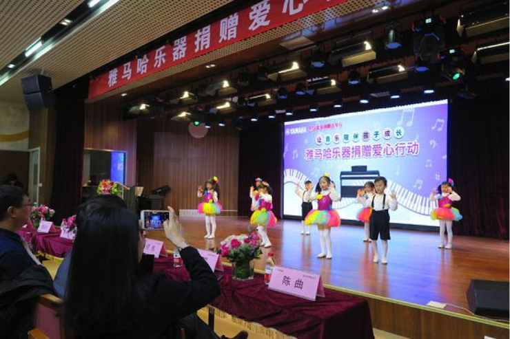 音乐之声暖寒冬 利来国际最老牌乐器捐赠爱心行动走进中国儿童中心艺术宫